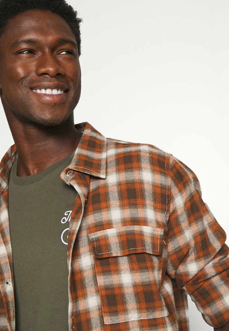 Pier One Hombre THERAPY BIKE EMBRO - Camiseta Básica - Olive - Imagen 4