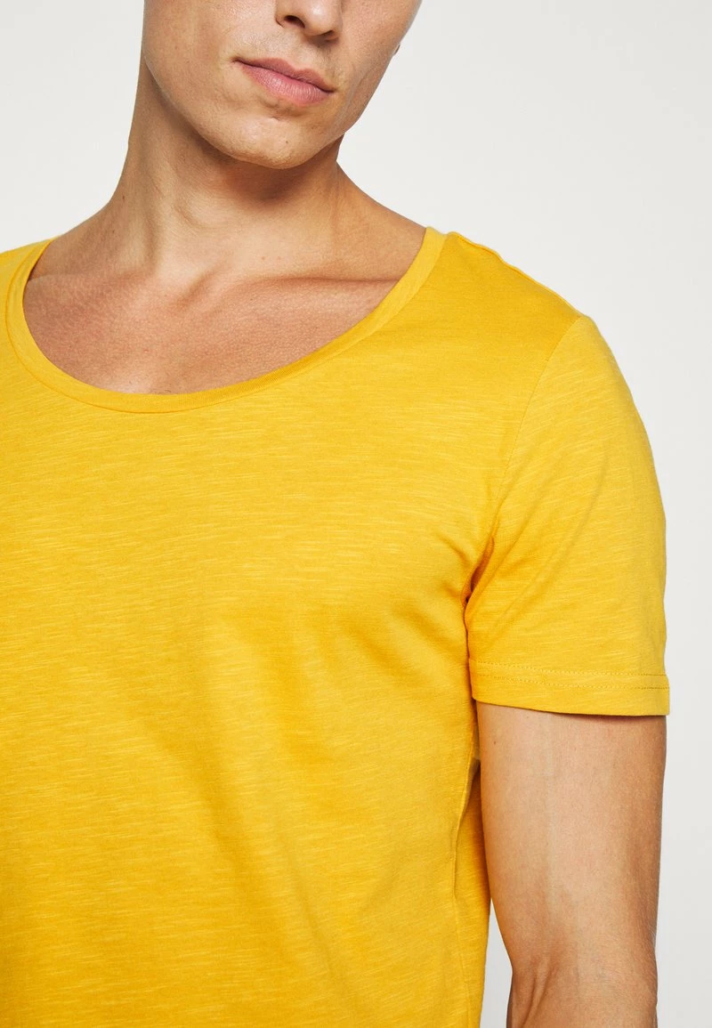 Pier One Hombre Camiseta Básica - Light Yellow - Imagen 5