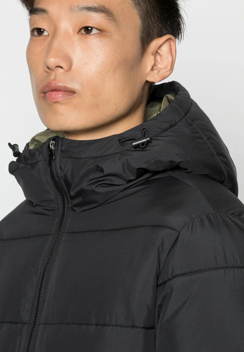 Pier One Hombre BASIC PUFFER JACKET WITH CONTRAST HOOD - Chaqueta De Invierno - Black/olive - Imagen 5