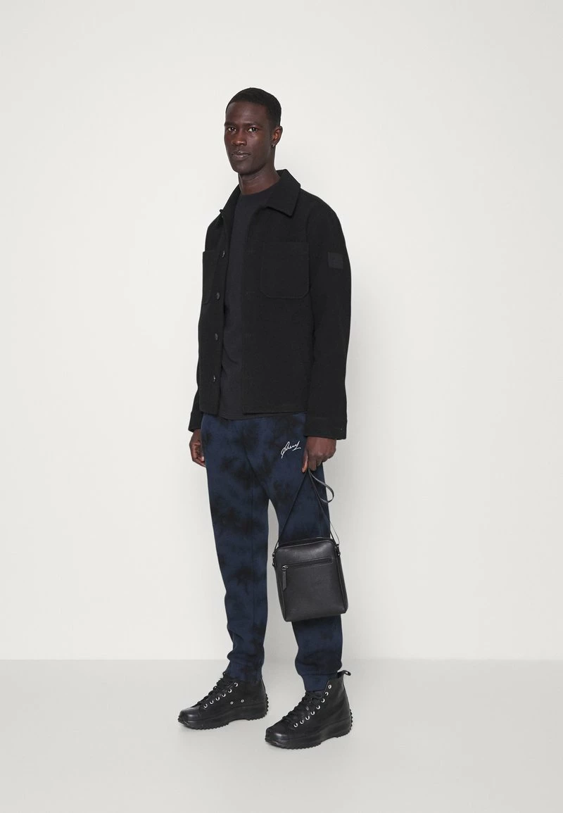 Pier One Hombre TIE DYE JOGGER - Pantalones Deportivos - Dark Blue- Black - Imagen 2